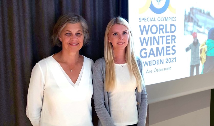 Johanna Norderyd och Rebecca Gahn framför Special Olympics logotyp.