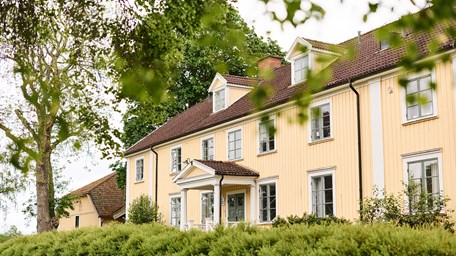 En av skolbyggnaderna på Stora Segerstadsgymnasiet