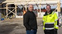 Porträtt Anders och Marcus framför byggnationen