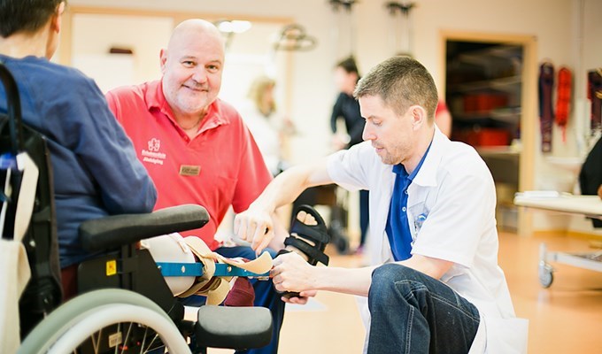 Personal hjälper patient att justera hjälpmedel