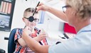 Barn undersöks på ögonmottagningen