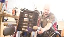 Perosnal gör justering av rullstol