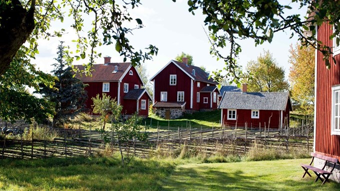 En liten by i Småland med röda hus och gärdsgårdar. 