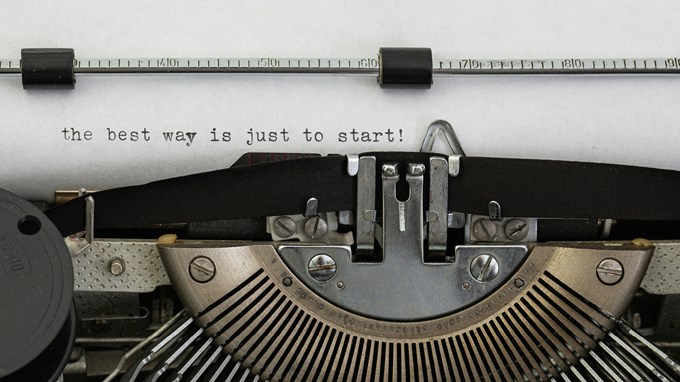 En skrivmaskin där någon har skrivit "The best way is just to start!" på papperet.