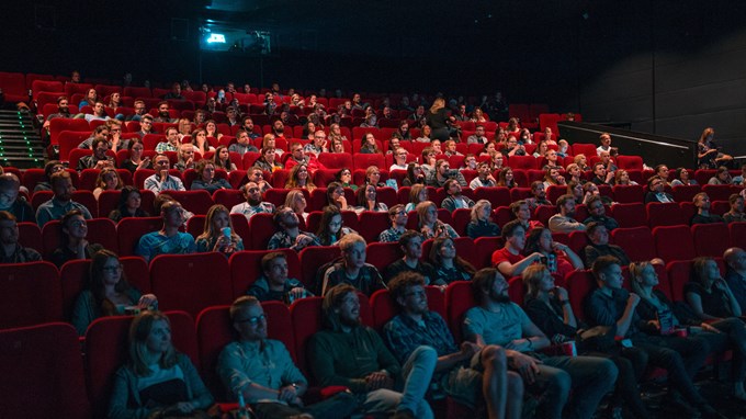 En biografsalong fylld av människor.