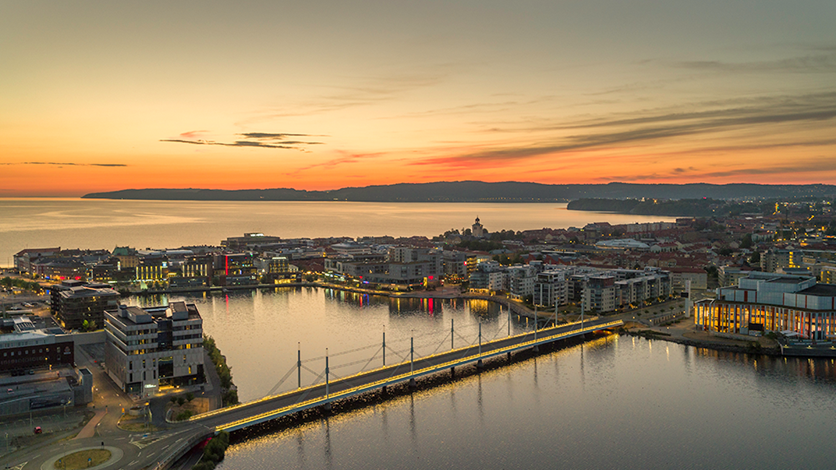 Flygvy över Jönköping på kvällen. 