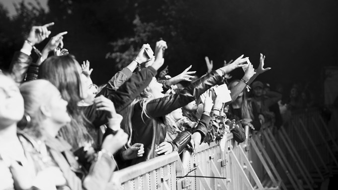 Utsträckta händer i publiken på en konsert.