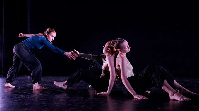 Unga dansare på en scen. 