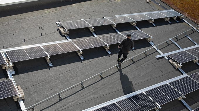 Solceller på kulturhuset Spiras tak installeras