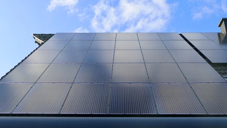 Takmonterade solcellspaneler på ett tak.