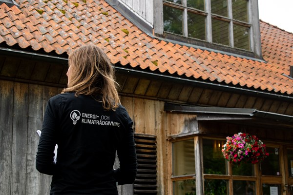 Energi- och klimatrådgivaren Emma Adolfsson på ett hembesök för en rådgivning på Visingsö.