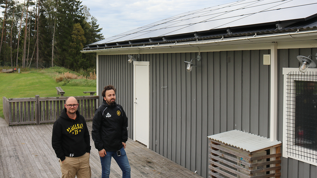 Emil Fritzell och Jakob Helander med både värmepump och solcellspanelerna i bild.