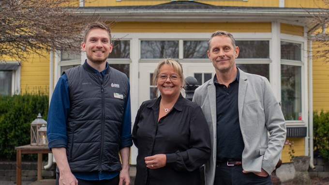 Erik Nymo, Katarina Kvarnström och Peter Lundberg utanför hotellet Björkhaga hotell & konferens. 
