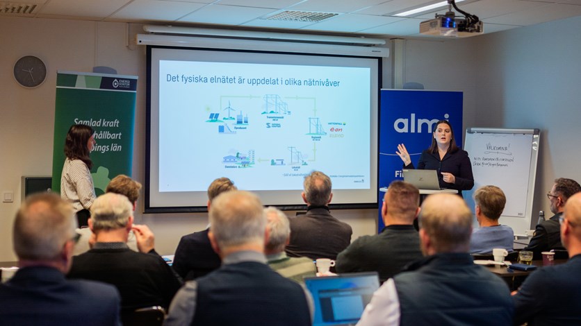 Amanda och Andrea från Sweco håller i sin presentation. 