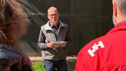 Dan Waldemarsson pratar inför människor. 