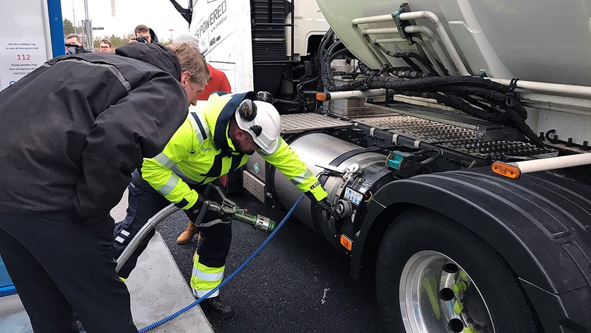 Per Bolund, finansmarknads- och bostadsminister, får en demonstration av hur det går till att tanka en lastbil med flytande biogas.