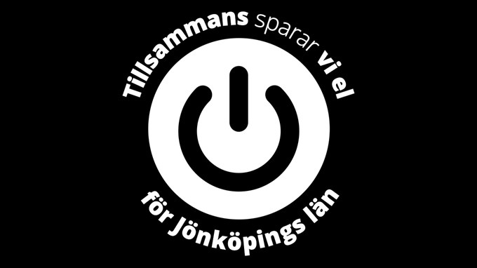 Bilden visar symbolen för länskampanjen. Symbolen består av en rund on/offknapp runt den finns texten Tillsammans sparar vi el för Jönköpings län.
