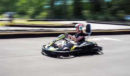 En person åker gokart utomhus