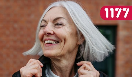 En kvinna rättar till kragen på väg någonstans. 