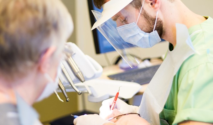 Tandläkare jobbar med patient
