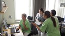 Fyra personer ur personalen på ett kontor diskuterar ett patientfall