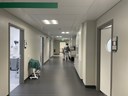 En korridor med behandlingsrum.