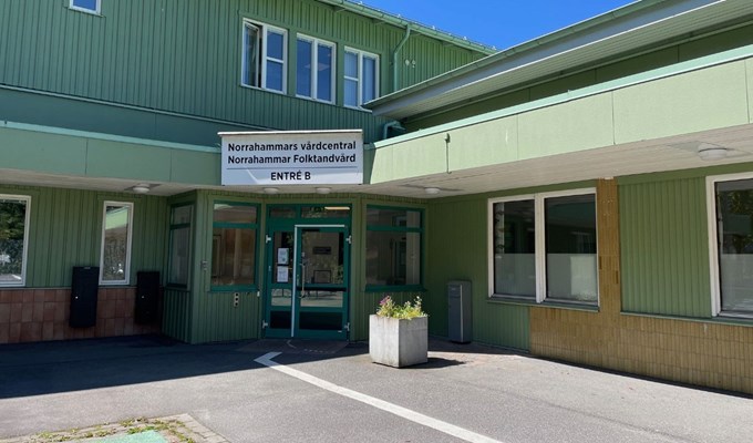 Norrahammar Folktandvård entré. Gul tegelbyggnad med gröna plåtdetaljer.