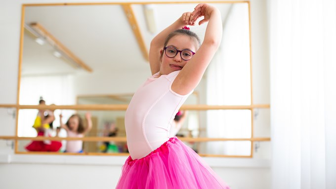 En tjej som dansar i rosa ballerinadräkt.