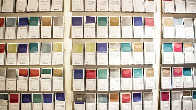 En vägg med massvis av olika foldrar. Varje folder har en egen färg och beskriver ett sällsynt odontologiskt tillstånd.