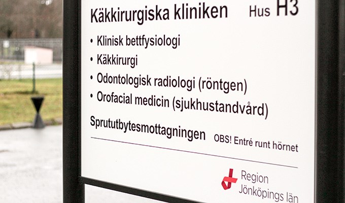 En skylt med avdelningarna från Käkkirurgiska kliniken