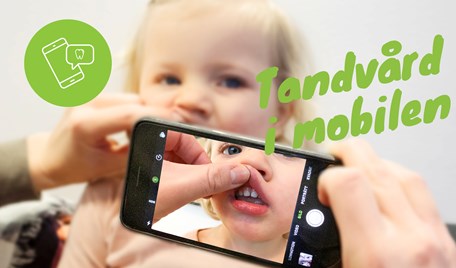 En hand lyfter på läppen på en "tandvård i mobilen" tjej så att tänderna syns. Över bilden står det "
