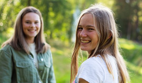 Två tonåriga tjejer som tittar in i kameran.