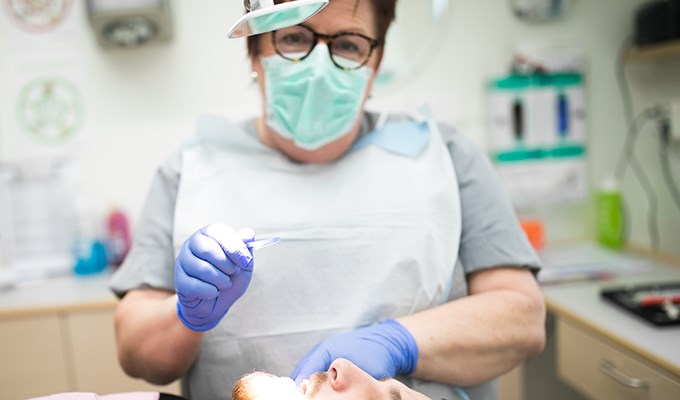 Tandhygienist undersöker patient