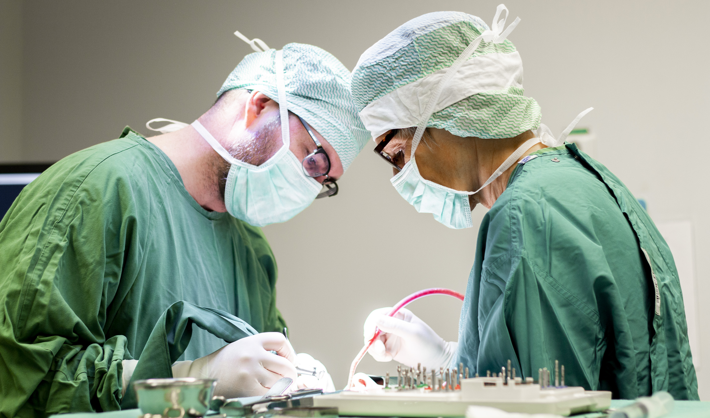 Två specialister behandlar en patien på Käkkirurgiska kliniken.
