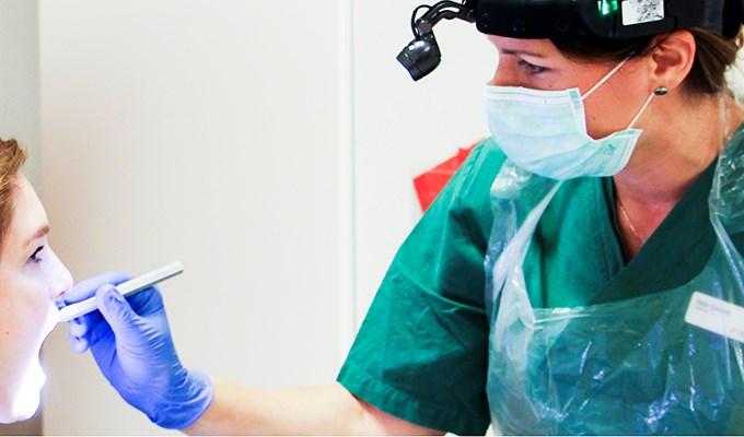 Tandläkare på Orofacial medicin behandlar en patient