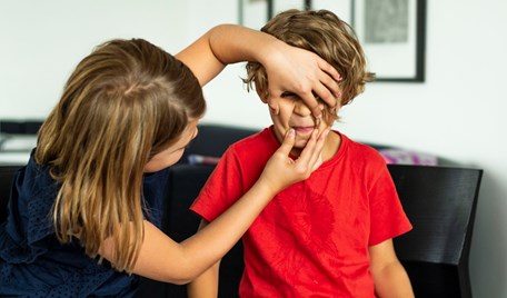 Två barn, 6 och 8 år.