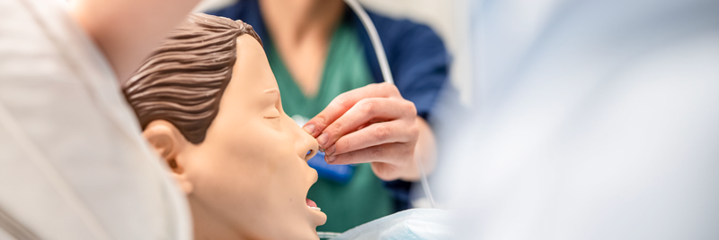 Medicinsk simuleringsdocka används för att träna procedurer, där vårdpersonal för in en sond genom näsan under övervakning.