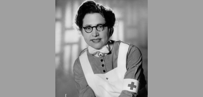 Svartvit bild av Signe Thorfinn i sjuksköterskekläder.
