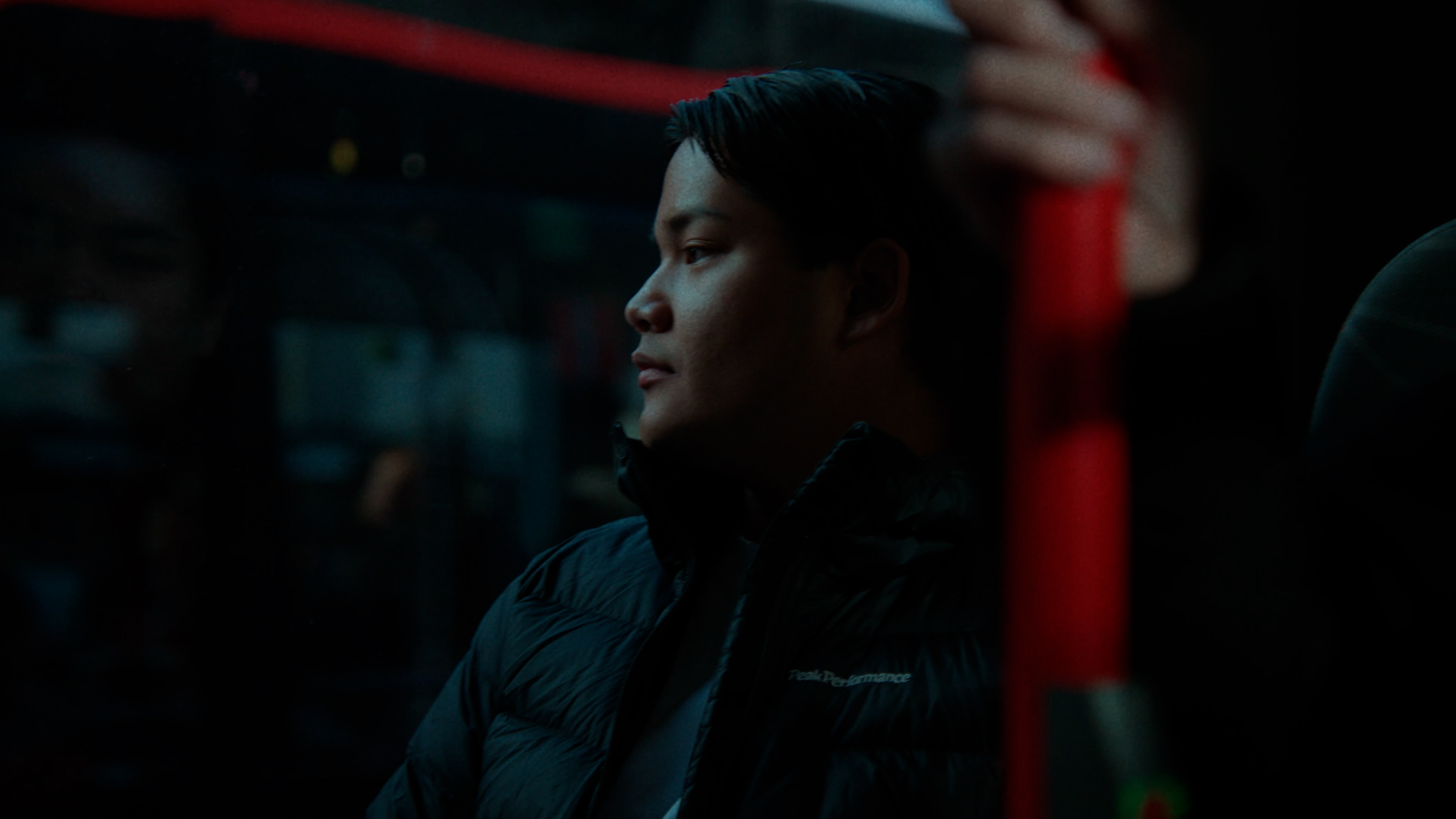 En person åker buss.