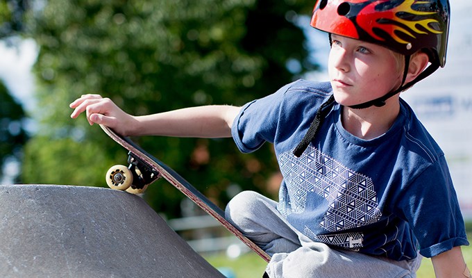 Ung person på skateboard.