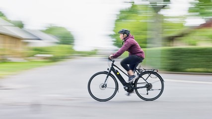 En kvinna som cyklar med hög fart