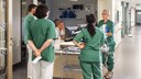 Arbetskamrater på akutkliniken står och pratar med varandra. vid en