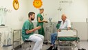 Två medarbetare pratar med en patient i ett undersökningsrum.