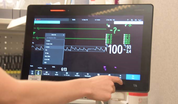 En monitor som visar sjukvårdsinformation.