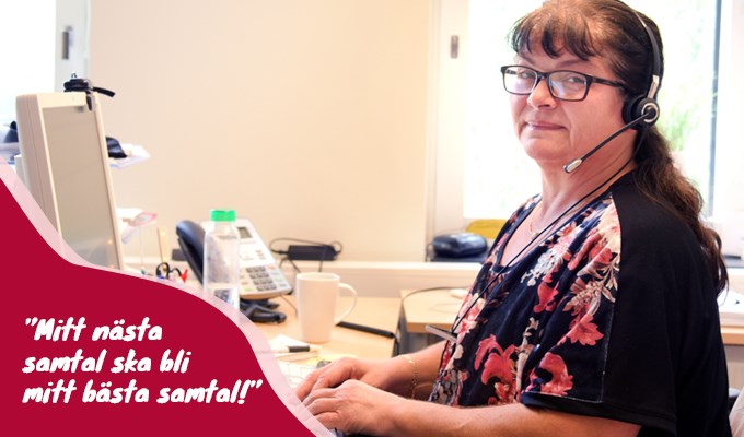 Kvinna med headset sitter framför sin dator. I bilden är texten "mitt nästa samtal ska bli mitt bästa samtal!" inlagd.