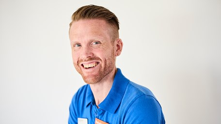 En person ler mot kameran