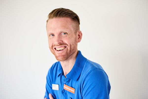 En person ler mot kameran. 