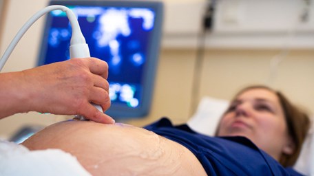 ultraljudsundersökning på gravid mage.  