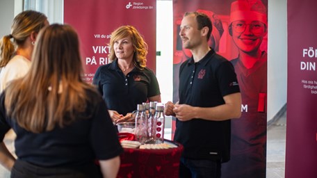 Fyra personer pratar med varandra på en jobb-mässa