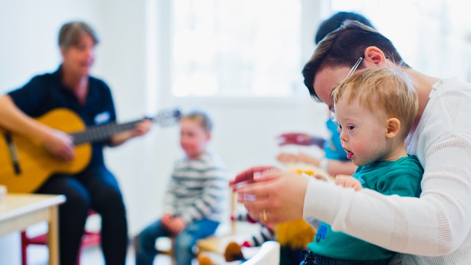 En medarbetare spelar gitarr för några barn